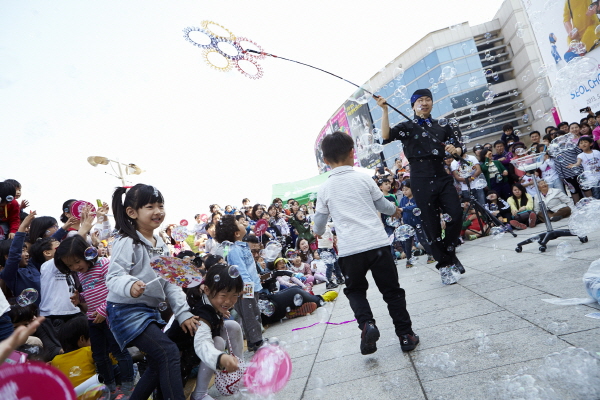 5/4 토요일 제12회 의정부국제음악극축제 개막현장엔 버블쇼와 개막쇼로 축제분위기가 가득했다.
