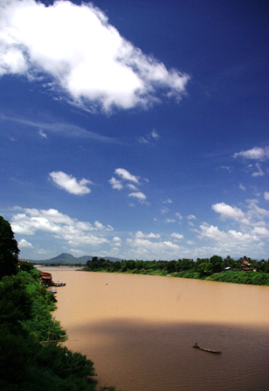 푸른 하늘과 모성으로 안아주는 강, 초록빛 정글. 라오스가 아름다운 이유다.