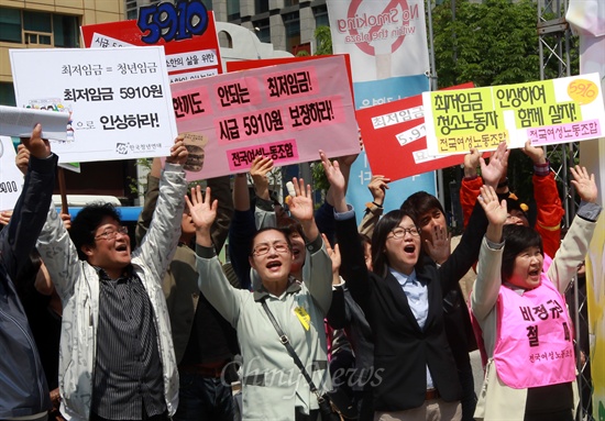 한국노총과 민주노총, 참여연대 등 시민단체로 구성된 최저임금연대 소속 노동자와 장하나 민주당 의원이 8일 오전 서울 종로구 광화문광장 이순신동상 앞에서 '2014년 최저임금 요구안 발표 기자회견'을 열고 최저임금 현실화를 촉구하고 있다.