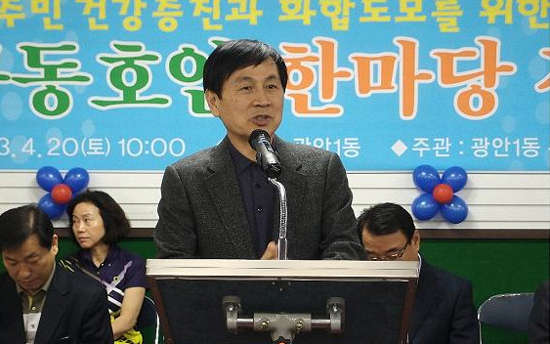 지난달 20일 부산 수영구의 지역구 모임에 참석한 새누리당 유재중 의원. 