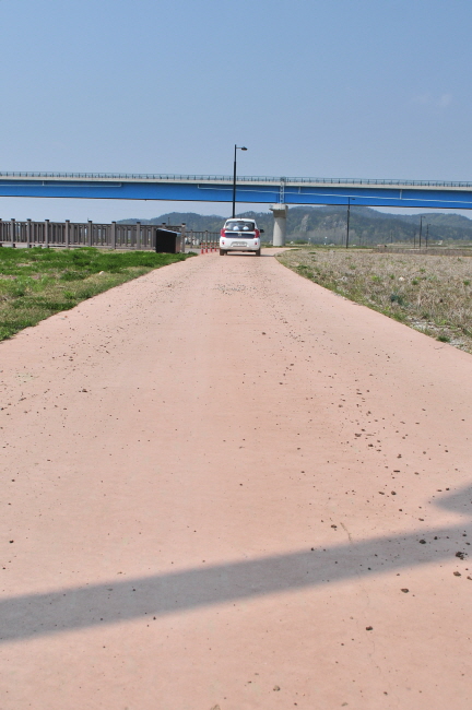 산책로를 이용하는 수자원공사 차량에서 흙이 떨어지고 있다.