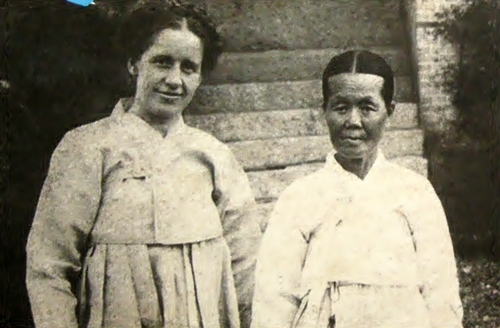 신도로 추정되는 조선 아낙과 포즈를 취한 쉐핑(서서평)(왼쪽)
