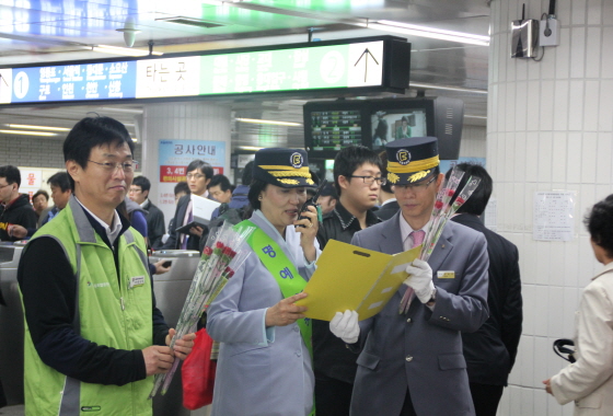 어버이날 박영선 의원은 신도림역 명예역장으로 나섰다.