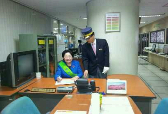 김을동 의원이 오금역에서 명예역장을 했다.