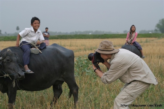  유별남 사진작가 '월드비전'과 네팔 걷기 
