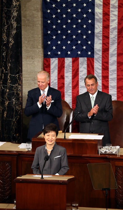 박근혜 대통령이 8일 오전(현지시간) 미 의회에서 열린 상하원 합동회의 연설에 앞서 입장한 뒤 박수를 받고 있다. 왼쪽은 조 바이든 부통령 겸 상원의장, 오른쪽은 존 베이너 하원의장.