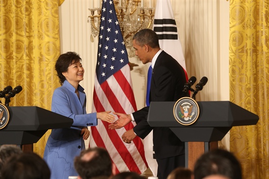 7일(현지시각) 오후 백악관 이스트룸에서 열린 한·미 정상 공동기자회견에서 박근혜 대통령과 버락 오바마 미국 대통령이 회견을 마친 뒤 악수하고 있다.