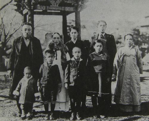 1935년 금강산 여행 중에 찍은 가족사진. 앞줄 맨 왼쪽이 백남준이고 그 뒤로 부친 백낙승이다.