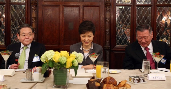 박근혜 대통령이 지난해 5월 8일 오전(현지시간) 워싱턴 해이아담스호텔에서 열린 수행 경제인들과의 조찬에서 이건희 삼성전자 회장(왼쪽)의 인사말을 듣고 있다. 오른쪽은 정몽구 현대차 회장. 