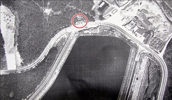 바다(가운데 검은 부분)가 내려다보이던 2011년 이전 김종호씨의 집(붉은 원안). 