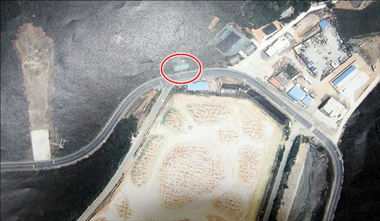 바다가 있던 자리를 매립해(가운데 황토색 부분) 발전소 회처리장을 만들었다. 붉은 원안은 김종호씨의 집  