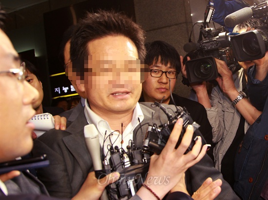 사회 고위층 성접대 의혹을 받고 있는 건설업자 윤아무개(52)씨가 9일 오후 서울 서대문구 미근동 경찰청에 소환되고 있다.
