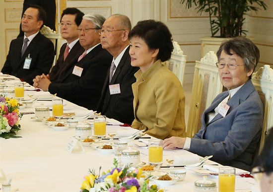 박근혜 대통령은 9월 3일, 이인호 서울대 명예교수를 KBS 이사에 임명했다. 사진은 지난해 3월 13일 청와대에서 열린 원로급 오찬 회동 때의 모습.