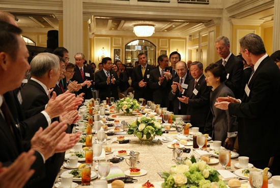 박근혜 대통령이 지난 8일(현지시간) 워싱턴 윌러드 인터컨티넨털호텔에서 열린 미국 상공회의소 주최 오찬에서 참석자들과 인사를 나누고 있다. 