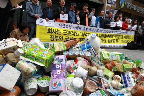 버림 받은 남양유업 제품 남양유업대리점협의회, 전국유통상인회, 경제민주화국민본부, 참여연대, 민변 회원들이 지난 9일 오후 서울 남대문로 남양유업 본사앞에서 '남양유업 사태에 대한 대리점협의회 입장발표 및 각계 공동기자회견'을 개최하고 있다.