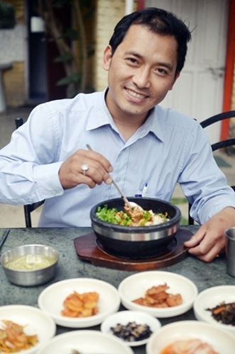 인터뷰를 마치고 근처에 있는 한국식당 사랑채를 찾았다. 그는 한국생활의 추억과 한국음식에 대한 그리움때문에 한국식당을 자주 찾는다고 한다. 카트만두에도 한국 교민들과 관광객들로 인해 한국식당이 10곳 이상 생겼다. 최근 들어 네팔인들도 한국음식에 대한 관심때문에 많이 찾는다고 한다. 