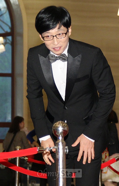지난 9일 오후 서울 회기동 경희대에서 열린 49회 백상예술대상 레드카펫에서 개그맨 유재석이 포토월 차례를 기다리며 취재진에게 인사하고 있다. 유재석은 TV부문 대상을 수상했다. 