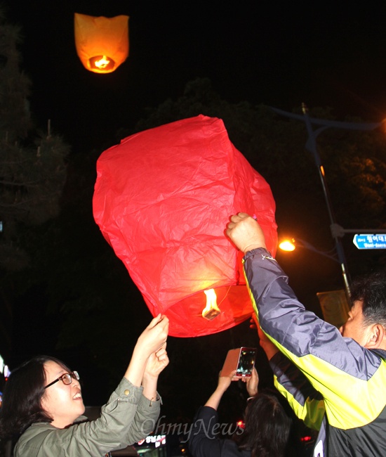 10일 저녁 창원 정우상가 앞에서 열린 “전쟁반대, 평화로운 한반도를 위한 경남평화문화제”에서 참가자들이 염원을 담아 풍등을 하늘로 날리고 있다.
