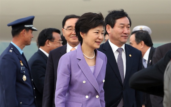 박근혜 대통령이 4박6일간의 미국순방을 마치고 10일 오후 서울공항에 도착, 전용기에서 내려 승용차로 향하고 있다. 