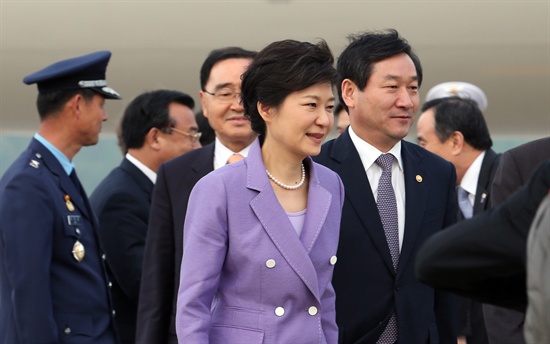 귀국한 박근혜 대통령  박근혜 대통령이 4박6일간의 미국순방을 마치고 10일 오후 서울공항에 도착, 전용기에서 내려 승용차로 향하고 있다. 