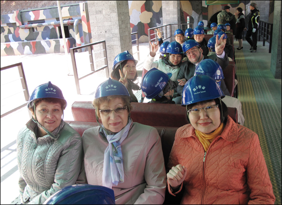  작년 4월 러시아 브리야트 공화국 하마가노브야 대통령자문위원(앞줄 중앙) 일행이  파주를 찾아  제3땅굴을 견학하기 위해 헬멧을 썼다.