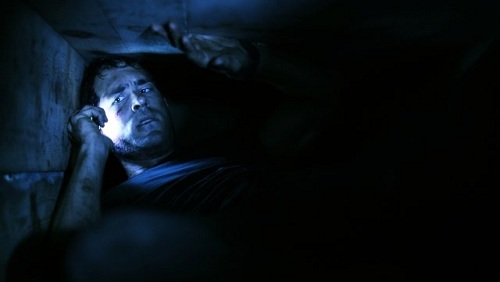  영화 <베리드>의 한 장면. 땅 속의 관 에 갇힌 폴에겐 '스마트폰' 하나가 유일한 외부와의 소통 수단이다.