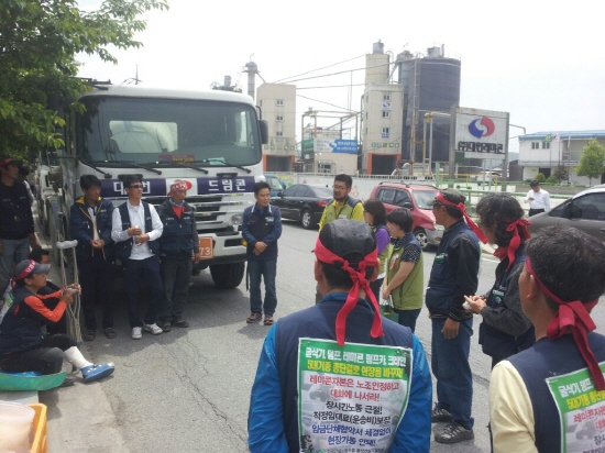  장시간 노동 철폐, 표준임대계약서 체결 등을 요구하며 41일째 파업을 벌이고 있는 울산지역 레미콘 노동자들