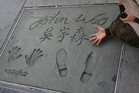 맨스 차이니즈 시어터 앞에 있는 유명 배우들의 손과 발 모습. 관광객들이 사진 찍기 위해 몰린다