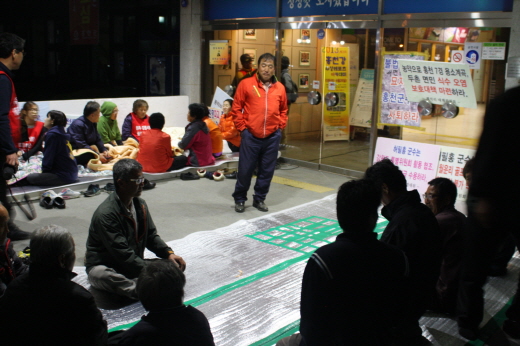 10일 오후 2시 30분 경 노숙장을 강제 철거 당한 후 밤 9시에 모인 대책위 주민들이 회의를 하고 있다