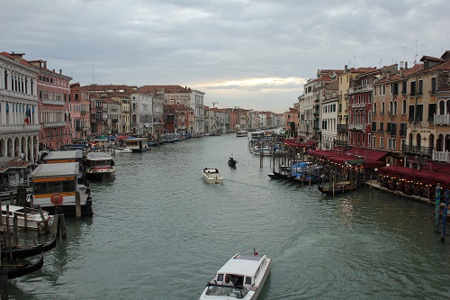 리알토 다리에서 본 베네치아. 베네치아를 대표하는 풍경이다.