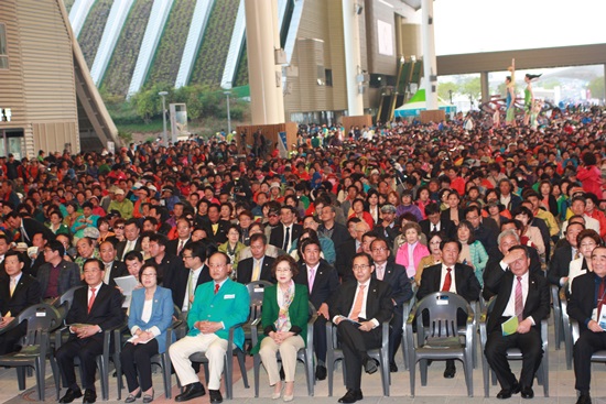 11일 밤 여수엑스포장에서 여수세계박람회 1주년 기념행사인 ‘Again 2012 여수세계박람회’가 열렸다. 
