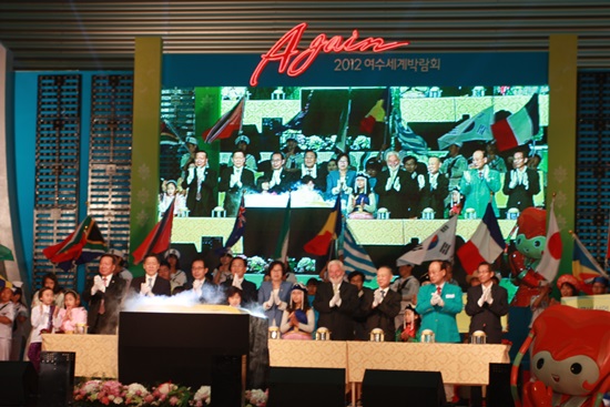여수세계박람회 1주년 기념행사인 'Again 2012 여수세계박람회'에서 대표자들이 여수선언을 통해 <여수프로젝트> 퍼포먼스를 펼쳐 해양의 중요성을 알리고 있다.