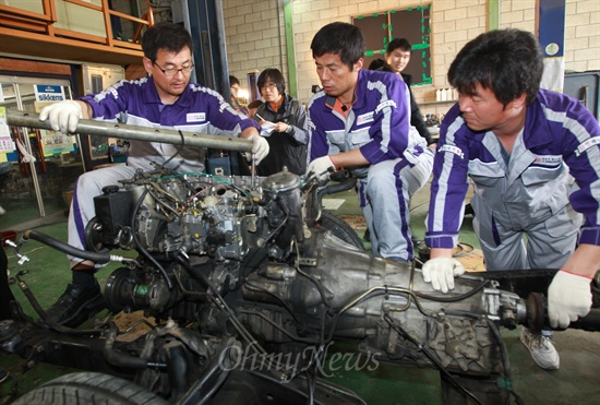 쌍용자동차 해고노동자들이 지난 12일 오전 경기도 용인 모처에서 시민과 함께 만드는 자동차 'H-20000 프로젝트' 첫 조립 과정을 언론에 공개했다.
