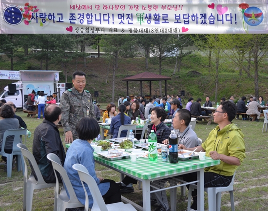 육군제7보병사단 8연대 3대대에서는 지난 11일 28명의 병사들과 그 가족 80명이 참여한 가운데 특별행사를 개최했다.
