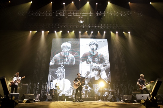  '2013 월드 투어-블루 문'에 나선 씨엔블루가 10일과 11일 홍콩 아시아 월드 엑스포 아레나애서 공연을 열었다. 
 