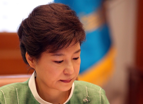 박근혜 대통령이 지난 13일 청와대 수석비서관 회의를 주재하고 있다. 
