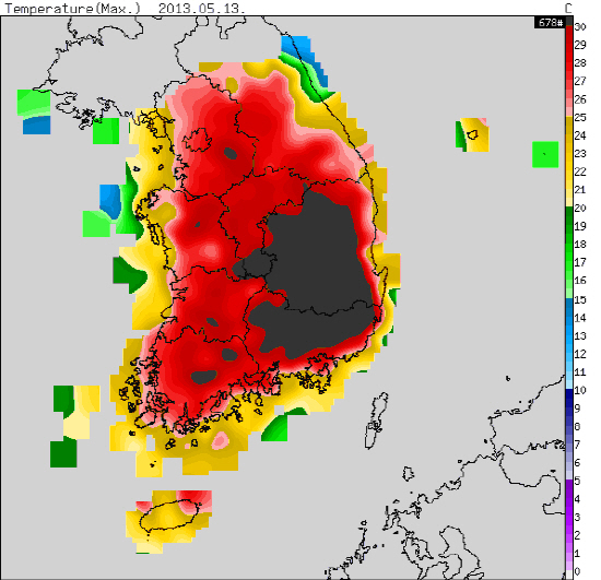  5월 13일(월) 최고기온 분포도. 짙은 회색으로 표시된 지역에서 30℃ 이상의 기온을 보였다.