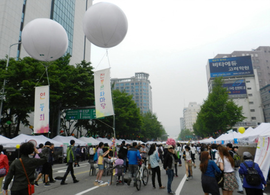 많은 사람들이 2013 연등회 축제현장에 모여들었다.