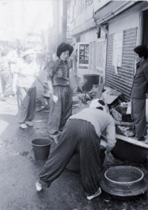 1980년 5월 22일, 광주시내에서 시민군에게 제공할 주먹밥을 만드는 여성들.