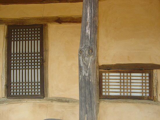 기능적으로 왼쪽은 문, 오른쪽은 창인데 한옥에서는 기능이 뒤섞여 둘을 구별하지 않는 경우가 많다
