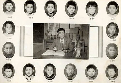 1944년 개교 후 1972년에 처음 만들었다는 대본초 졸업앨범, 가운데는 김준기 선생님
