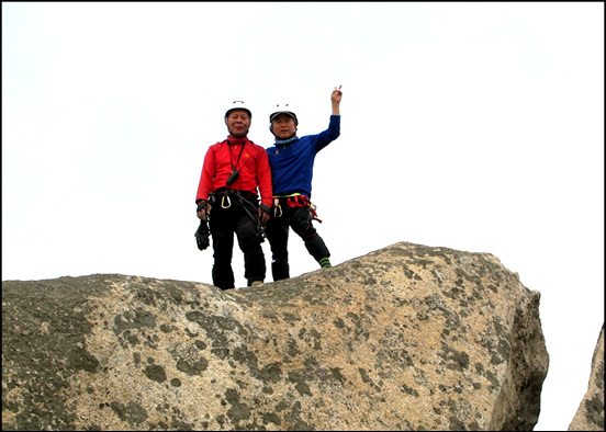 선착순 대장과 도영이 할아버지가 인수봉 등반에 성공하고 맨 꼭대기에 오른 모습 