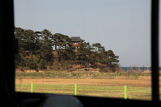 남한 땅에서 제일 북쪽에 있는 관동팔경 '청간정'이 창밖으로 보인다.