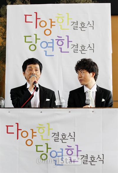 커밍아웃한 영화제작자이자 감독인 김조광수 감독과 (주)레인보우 팩토리 김승환 대표가 15일 오후 서울 사당동 아트나인에서 결혼식 발표 기자회견을 열고 올 가을로 예정된 결혼 계획을 발표하고 있다. 