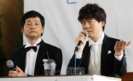 커밍아웃한 영화제작자이자 감독인 김조광수 감독과 (주)레인보우 팩토리 김승환 대표가 15일 오후 서울 사당동 아트나인에서 가진 결혼식 발표 기자회견에서 자신들을 바라보는 사회적 시선에 대한 견해를 이야기하고 있다.