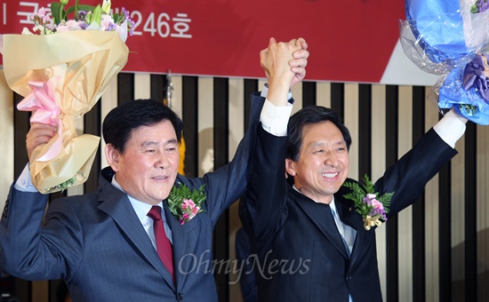 15일 새누리당의 새 원내대표와 정책위의장으로 선출된 최경환 의원과 김기현 의원이 손을 맞잡고 인사하고 있다. 