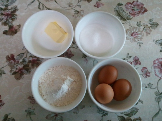 박력분 115g, 설탕 120g, 베이킹파우더 2g, 달걀 3개, 중탕한 버터 40g이다.


