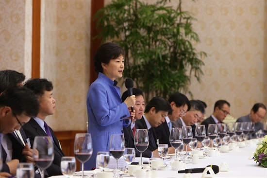 박근혜 대통령이 15일 청와대에서 열린 언론사 정치부장단 초청 만찬 간담회에서 발언하고 있다.
