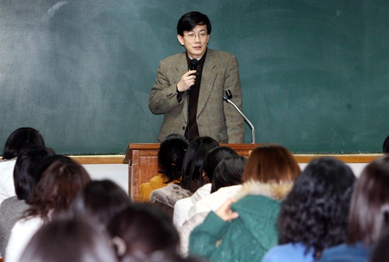 2006년 3월 6일 오후 서울 성신여대에서 교수가 된 후 처음으로 강단에 선 손석희 전 MBC 아나운서 국장이 강의를 하고 있다.