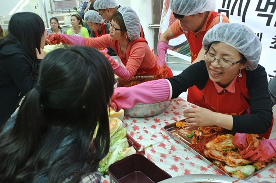 중국 보하이대학교 교수식당에서 한국유학생 학부모들이 김치를 담궈 중국 학생들에게 먹여주고 있다.